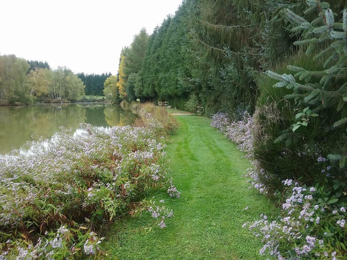 Spruce Lake Sauviat-sur-Vige Exteriér fotografie